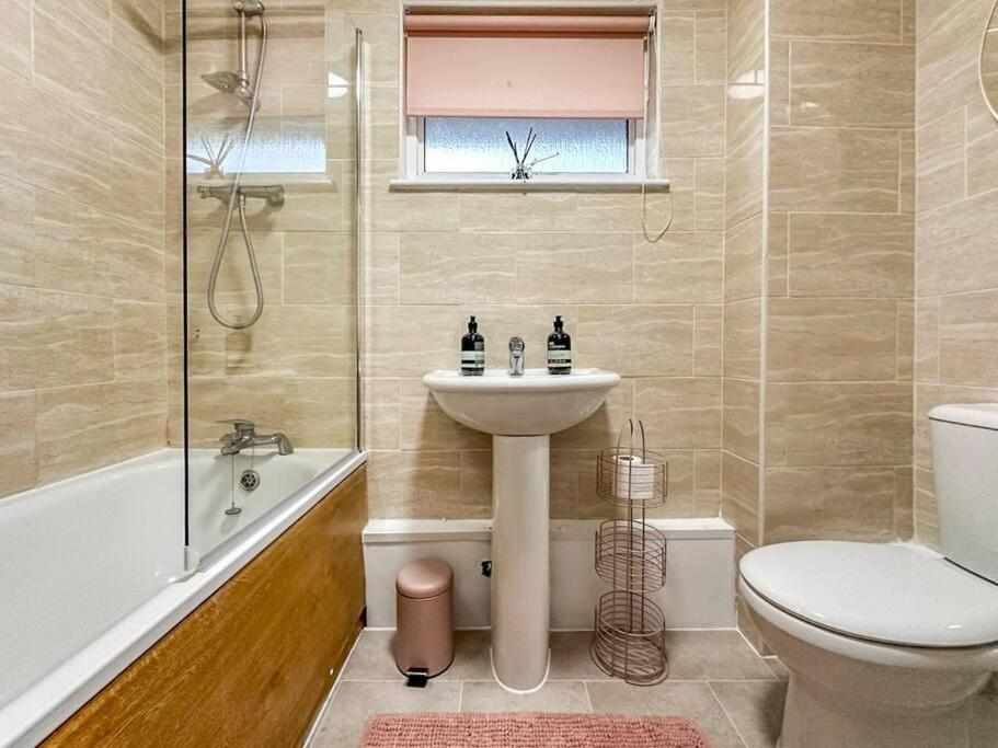 Newly Refurbished 3 Bed House Near O2 Arena * Londres